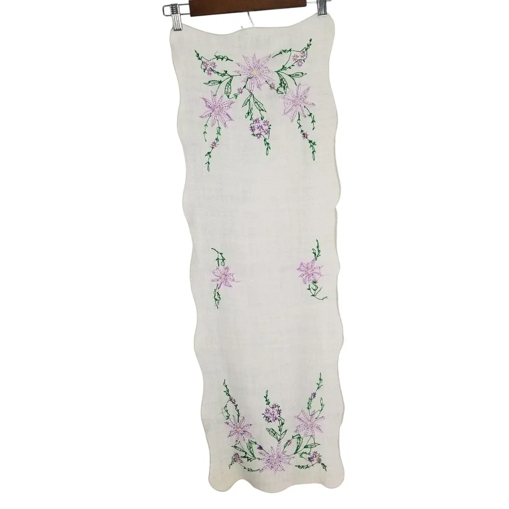 Vintage Hand Embroidered Floral‎ Linen Table Runner White Purple Scalloped Edge